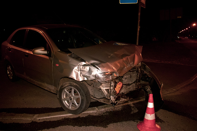 В Киеве Chevrolet влетел в автомобиль такси и отправил его в летнюю террасу ресторана