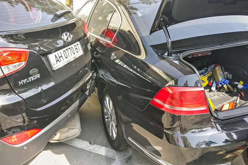 В Киеве на Столичном шоссе Volkswagen врезался в такси Lanos: погибла девушка