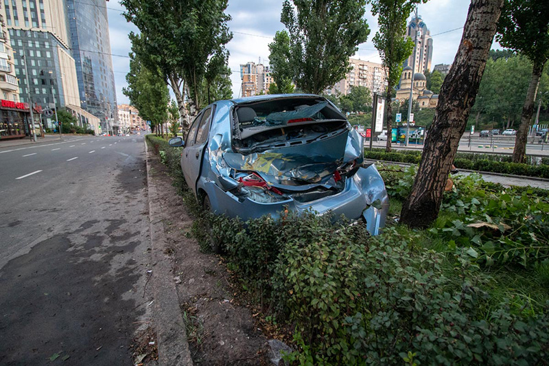 В Киеве автомобиль такси снес дерево и вылетел на аллею