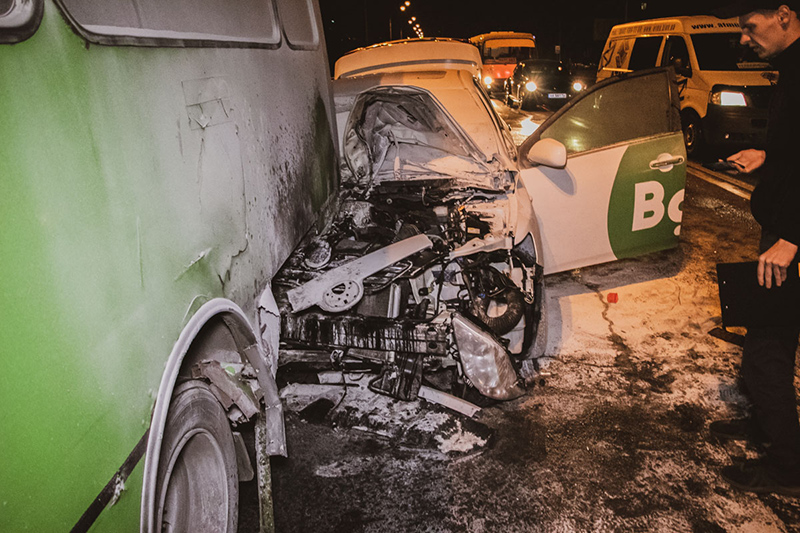 В Киеве Toyota такси Bolt въехала в маршрутку и загорелась, пострадал пассажир