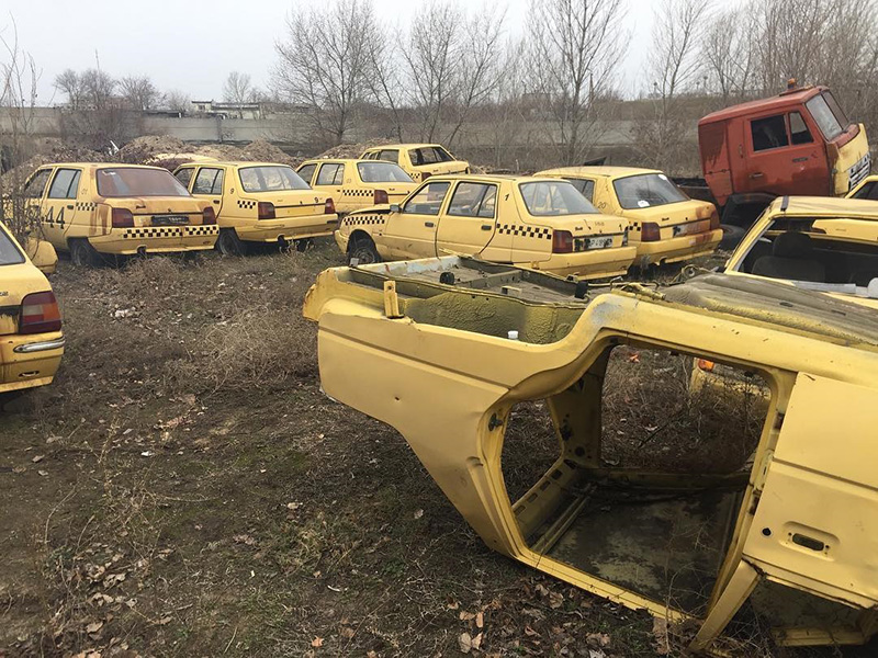 В Запорожской области обнаружили "кладбище" желтых такси ЗАЗ (фото)