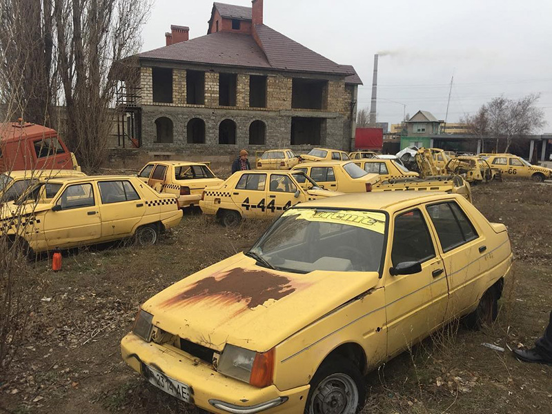 В Запорожской области обнаружили "кладбище" желтых такси ЗАЗ (фото)