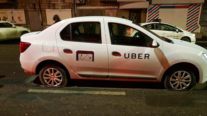 В центре Днепра напали на водителя Uber и разбили чайник об авто (фото)