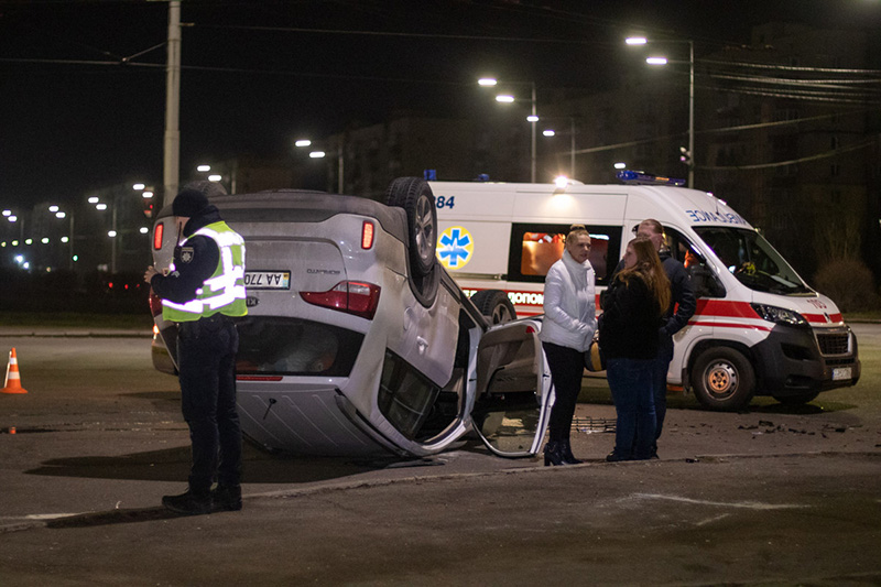 В Киеве Volkswagen службы такси «571» врезался и перевернул Kia: пострадали пассажиры такси