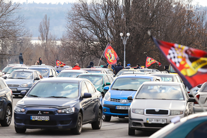 В Запорожье таксисты митинговали против низких тарифов. Фото