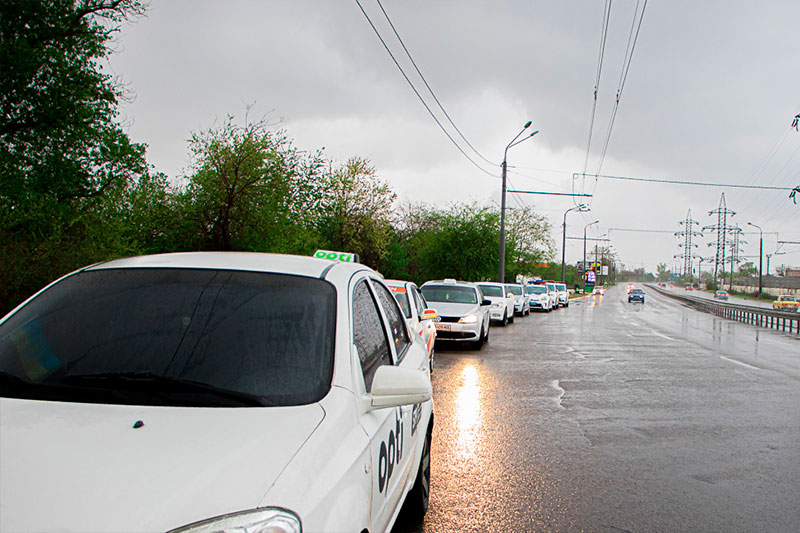 В Днепре пассажиры напали на водителя Опти такси, пытались угнать автомобиль - Такси Сервис