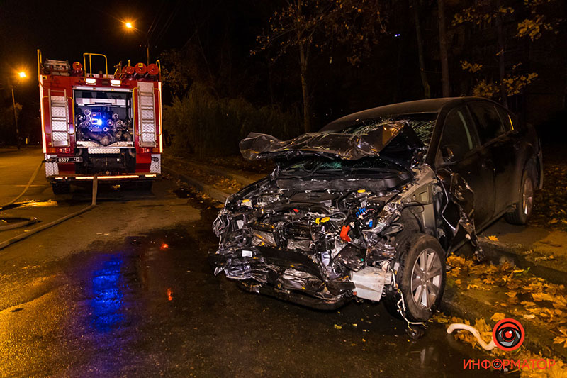 В Днепре автомобиль такси Uklon разорвало на части, после столкновения с Subaru (фото)