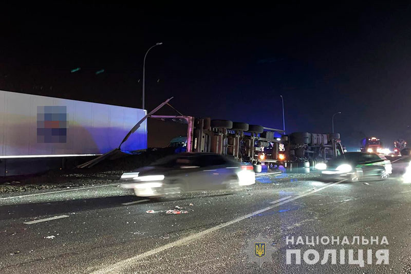 В Харькове фура раздавила автомобиль такси, в смертельного ДТП погибли три человека