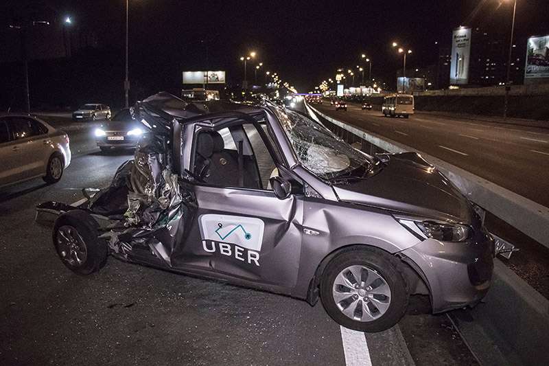 В Киеве на Позняках неадекватный водитель микроавтобуса уничтожил такси Uber и пытался скрыться в озере. Фото