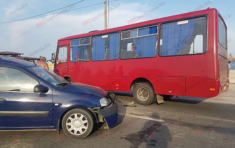 В Бердянске таксист без прав спровоцировал ДТП. Фото