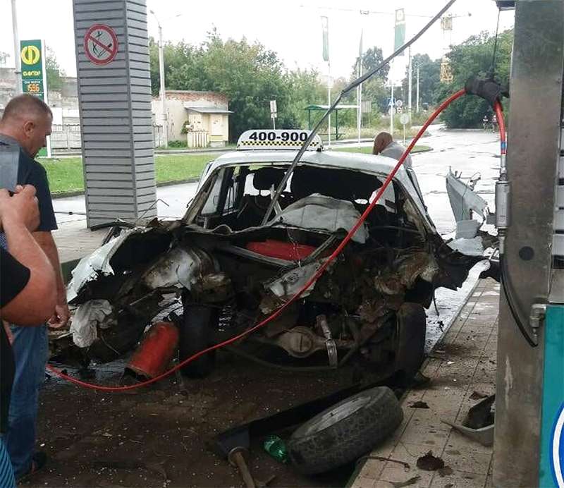 На тернопольской заправке взрывом раскурочило половину такси