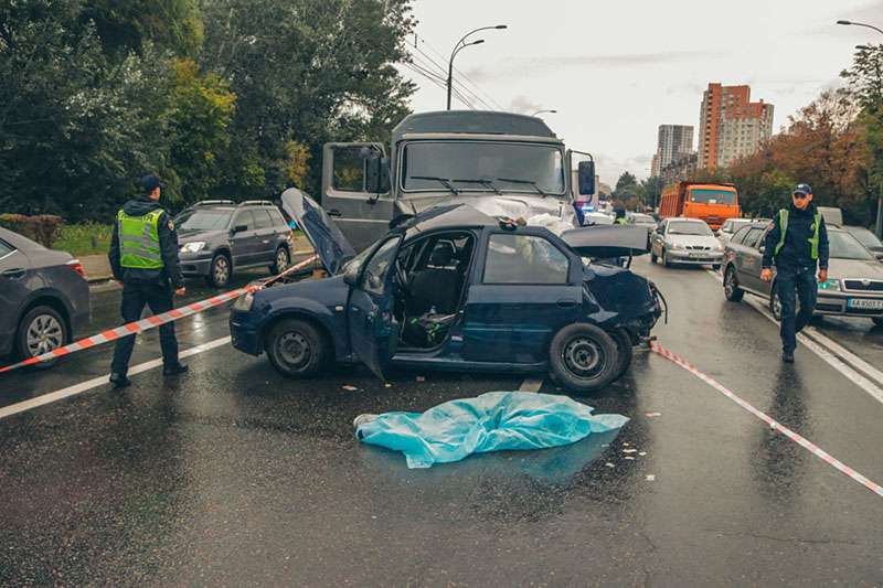 В Киеве на Лобановского Renault влетел в грузовик: водитель погиб, двоих забрала «скорая». Фото