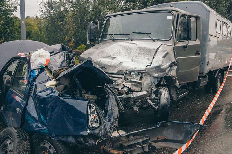 В Киеве на Лобановского Renault влетел в грузовик: водитель погиб, двоих забрала «скорая». Фото