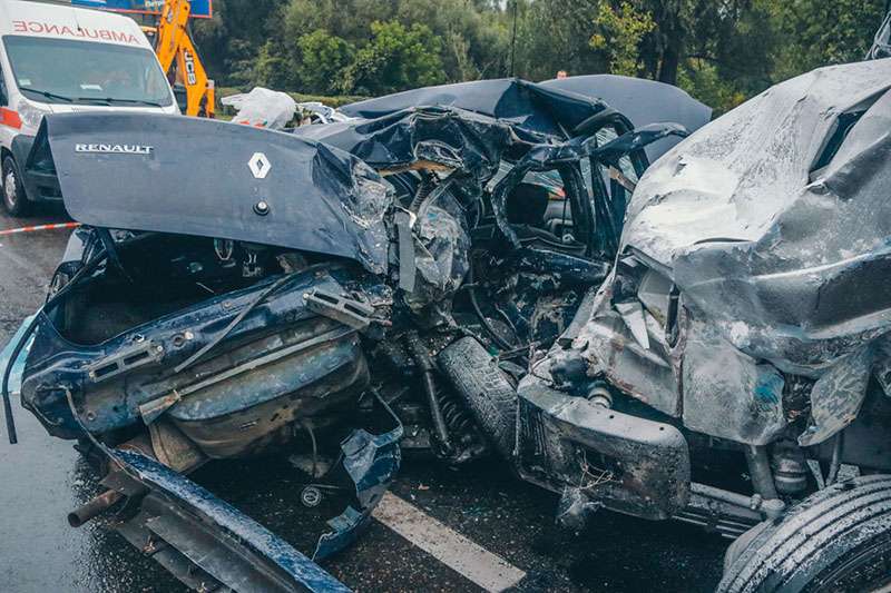 В Киеве на Лобановского Renault влетел в грузовик: водитель погиб, двоих забрала «скорая». Фото