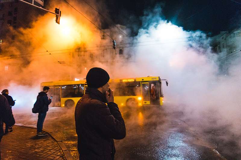 В центре Киева прорвало трубу: в кипятке утонуло такси Убер. Фото