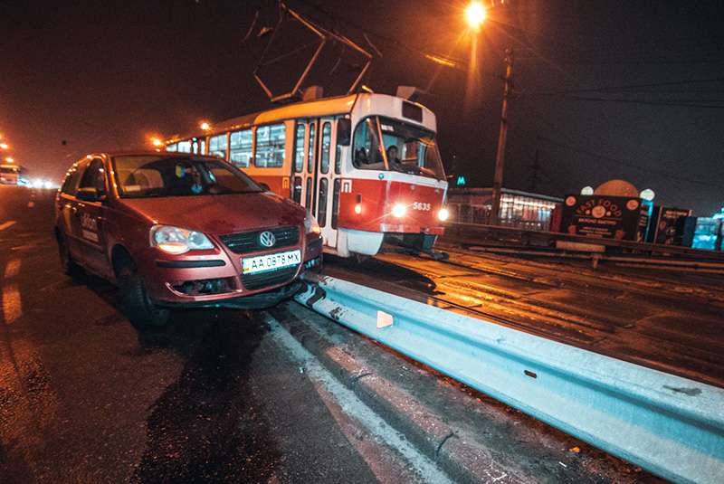 В Киеве на «Черниговской» таксист налетел на отбойник и застрял