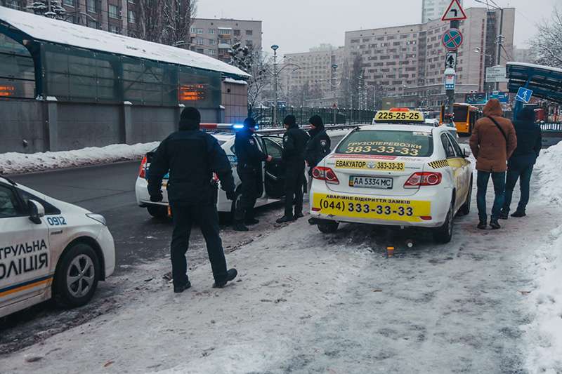 В Киеве подполковник СБУ с пистолетом Макарова угнал такси