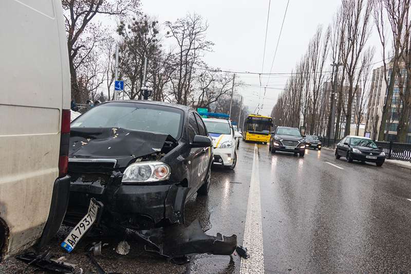 В центре Киева автомобиль Uklon попал в ДТП